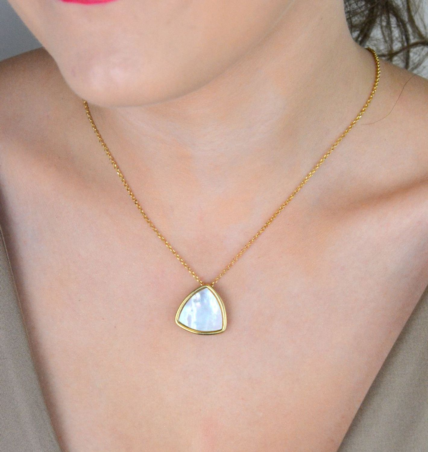 naszyjnik srebrny damski, naszyjnik pozłacany, zawieszka trójkąt, masa perłowa, srebro próba 925, biżuteria damska, DIA-NSZ-12374-925, elegancki naszyjnik1.jpg