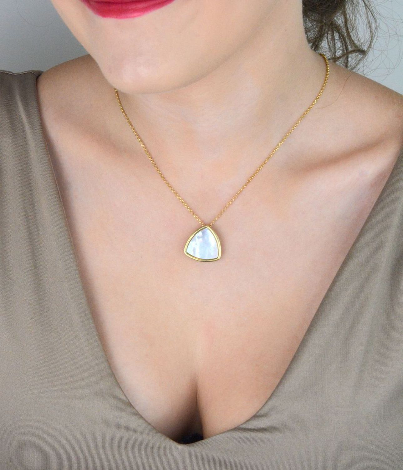 naszyjnik srebrny damski, naszyjnik pozłacany, zawieszka trójkąt, masa perłowa, srebro próba 925, biżuteria damska, DIA-NSZ-12374-925, elegancki naszyjnik1.jpg