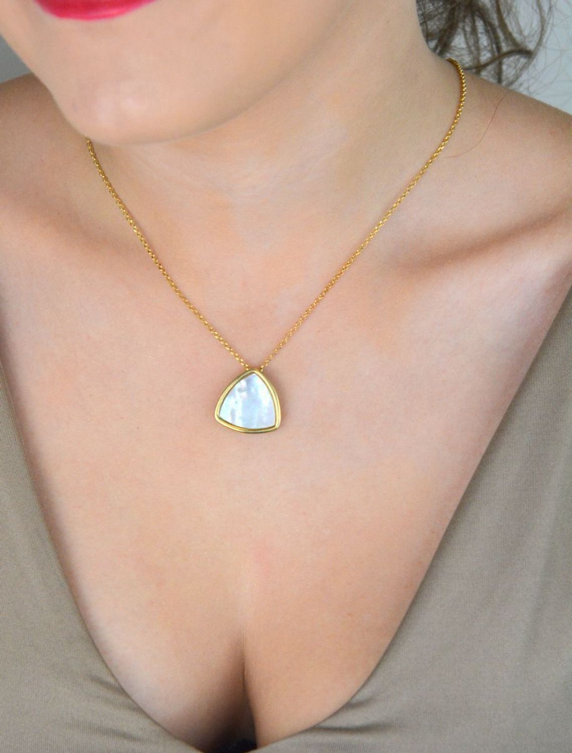 naszyjnik srebrny damski, naszyjnik pozłacany, zawieszka trójkąt, masa perłowa, srebro próba 925, biżuteria damska, DIA-NSZ-12374-925, elegancki naszyjnik1.jpg