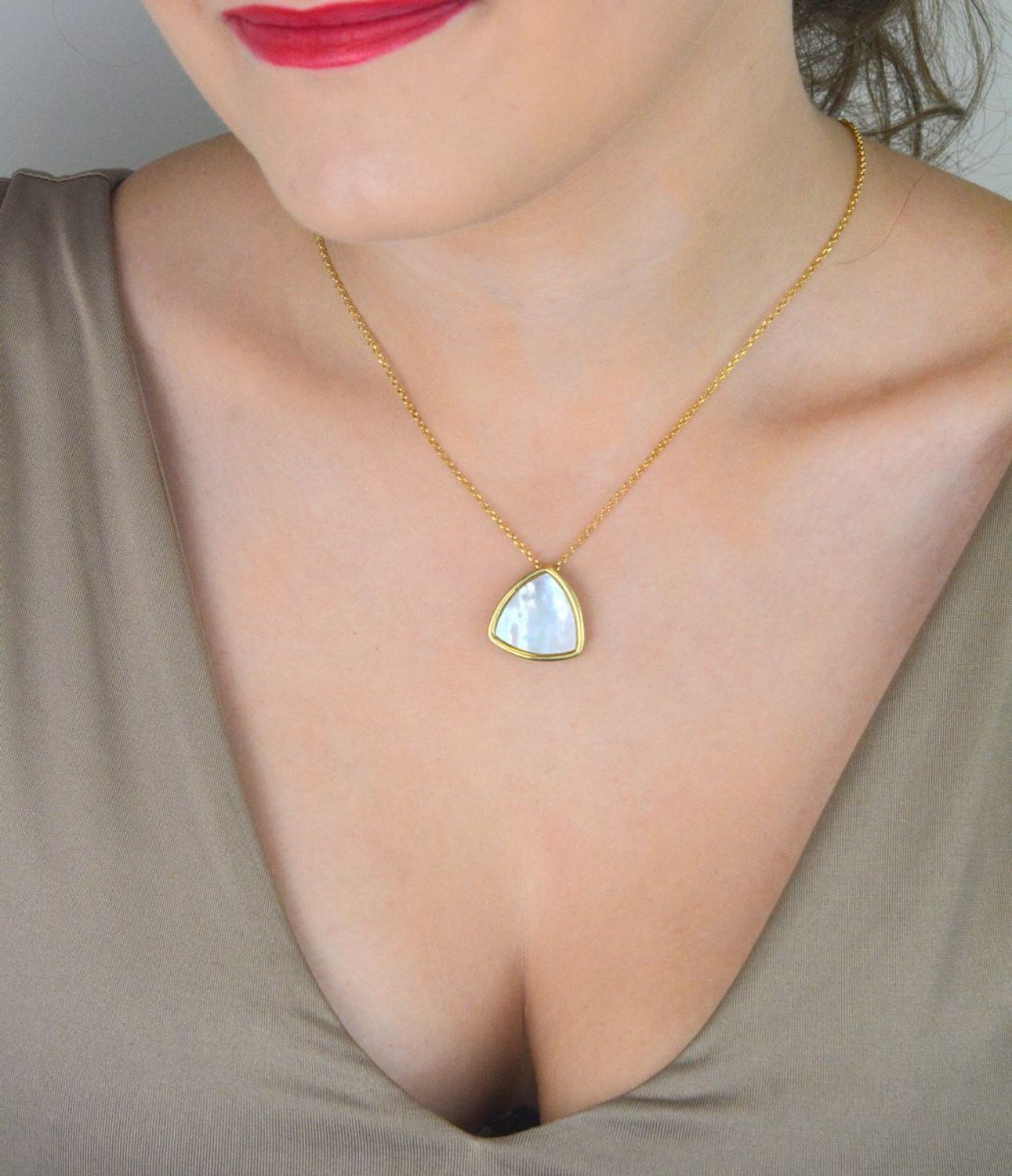 naszyjnik srebrny damski, naszyjnik pozłacany, zawieszka trójkąt, masa perłowa, srebro próba 925, biżuteria damska, DIA-NSZ-12374-925, elegancki naszyjnik1.jpg