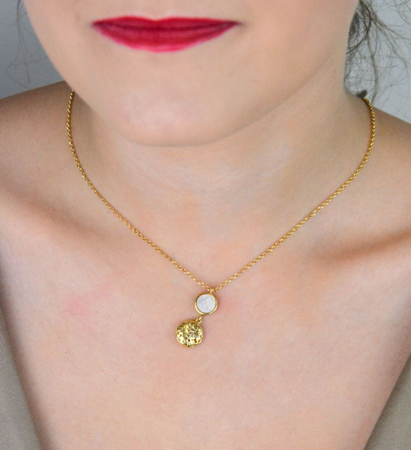 Naszyjnik damski pozłacany ze srebra 925 z zawieszką masa perłowa i delikatne kwiatki. Długość 40 cm. Waga 3,50 g. Lekka i kobieca biżuteria na każdą okazję.1.jpg