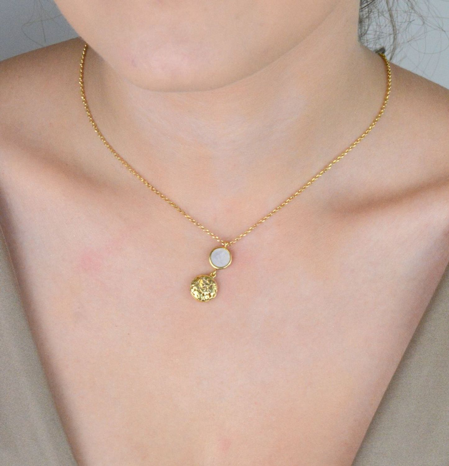 Naszyjnik damski pozłacany ze srebra 925 z zawieszką masa perłowa i delikatne kwiatki. Długość 40 cm. Waga 3,50 g. Lekka i kobieca biżuteria na każdą okazję.1.jpg