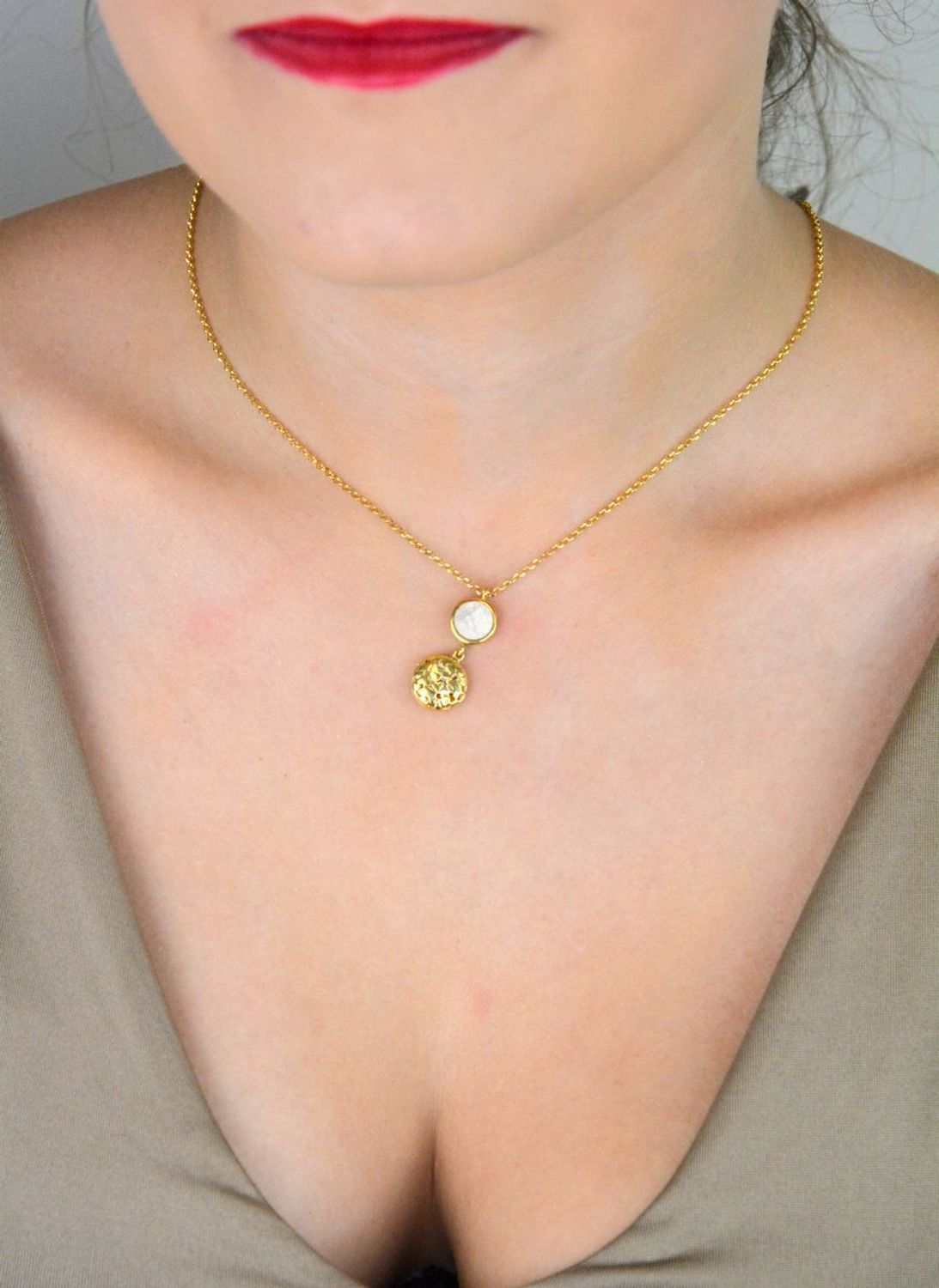 Naszyjnik damski pozłacany ze srebra 925 z zawieszką masa perłowa i delikatne kwiatki. Długość 40 cm. Waga 3,50 g. Lekka i kobieca biżuteria na każdą okazję.1.jpg