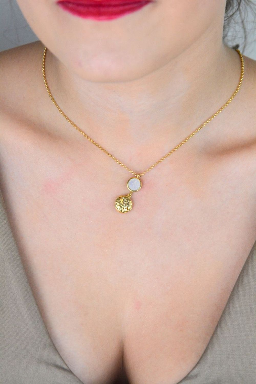 Naszyjnik damski pozłacany ze srebra 925 z zawieszką masa perłowa i delikatne kwiatki. Długość 40 cm. Waga 3,50 g. Lekka i kobieca biżuteria na każdą okazję.1.jpg