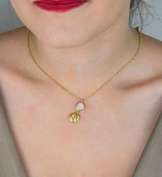 Naszyjnik damski pozłacany ze srebra 925 z zawieszką masa perłowa i delikatne kwiatki. Długość 40 cm. Waga 3,50 g. Lekka i kobieca biżuteria na każdą okazję (4).JPG