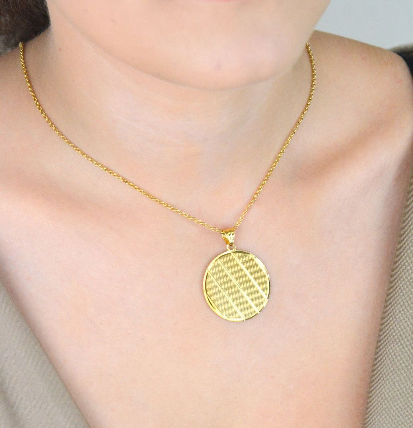 Naszyjnik damski pozłacany ze srebra 925 z okrągłą zawieszką o średnicy 3 cm z ozdobnym wzorem. Długość 41 + 2,5 cm, zapięcie na karabińczyk. Elegancki, kobiecy akcent.1.jpg