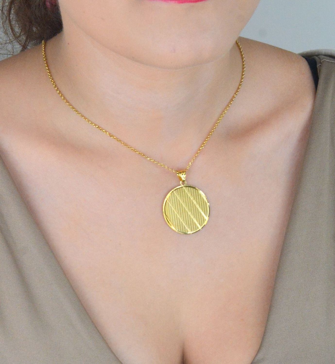 Naszyjnik damski pozłacany ze srebra 925 z okrągłą zawieszką o średnicy 3 cm z ozdobnym wzorem. Długość 41 + 2,5 cm, zapięcie na karabińczyk. Elegancki, kobiecy akcent.1.jpg