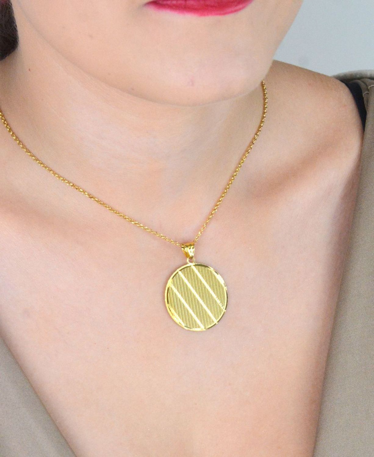 Naszyjnik damski pozłacany ze srebra 925 z okrągłą zawieszką o średnicy 3 cm z ozdobnym wzorem. Długość 41 + 2,5 cm, zapięcie na karabińczyk. Elegancki, kobiecy akcent.1.jpg