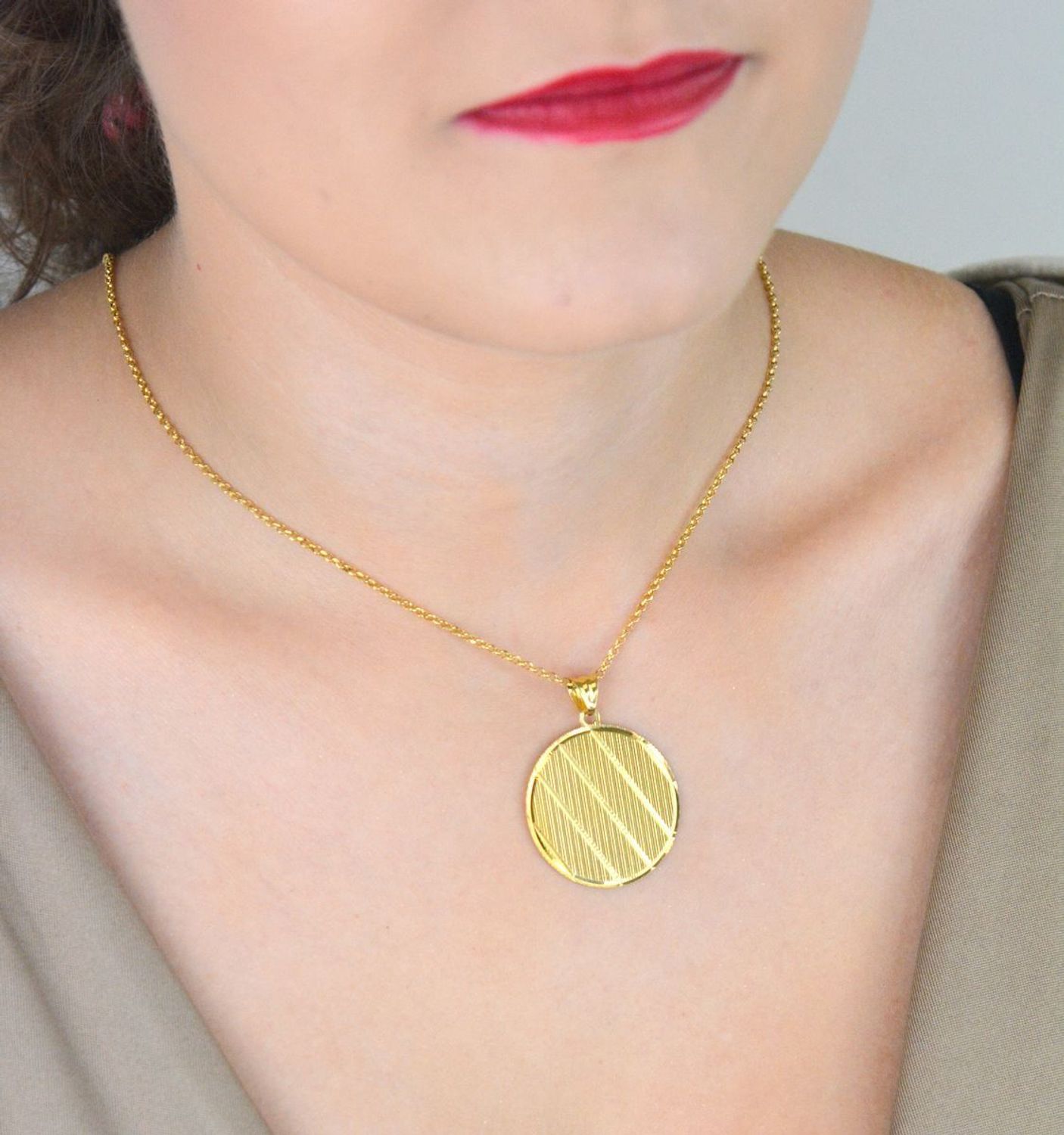 Naszyjnik damski pozłacany ze srebra 925 z okrągłą zawieszką o średnicy 3 cm z ozdobnym wzorem. Długość 41 + 2,5 cm, zapięcie na karabińczyk. Elegancki, kobiecy akcent.1.jpg