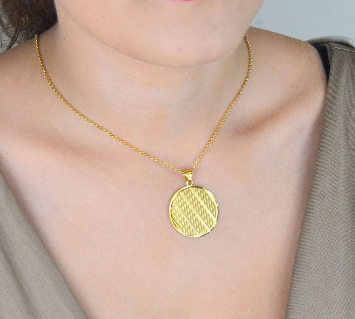 Naszyjnik damski pozłacany ze srebra 925 z okrągłą zawieszką o średnicy 3 cm z ozdobnym wzorem. Długość 41 + 2,5 cm, zapięcie na karabińczyk. Elegancki, kobiecy akcent.1.jpg