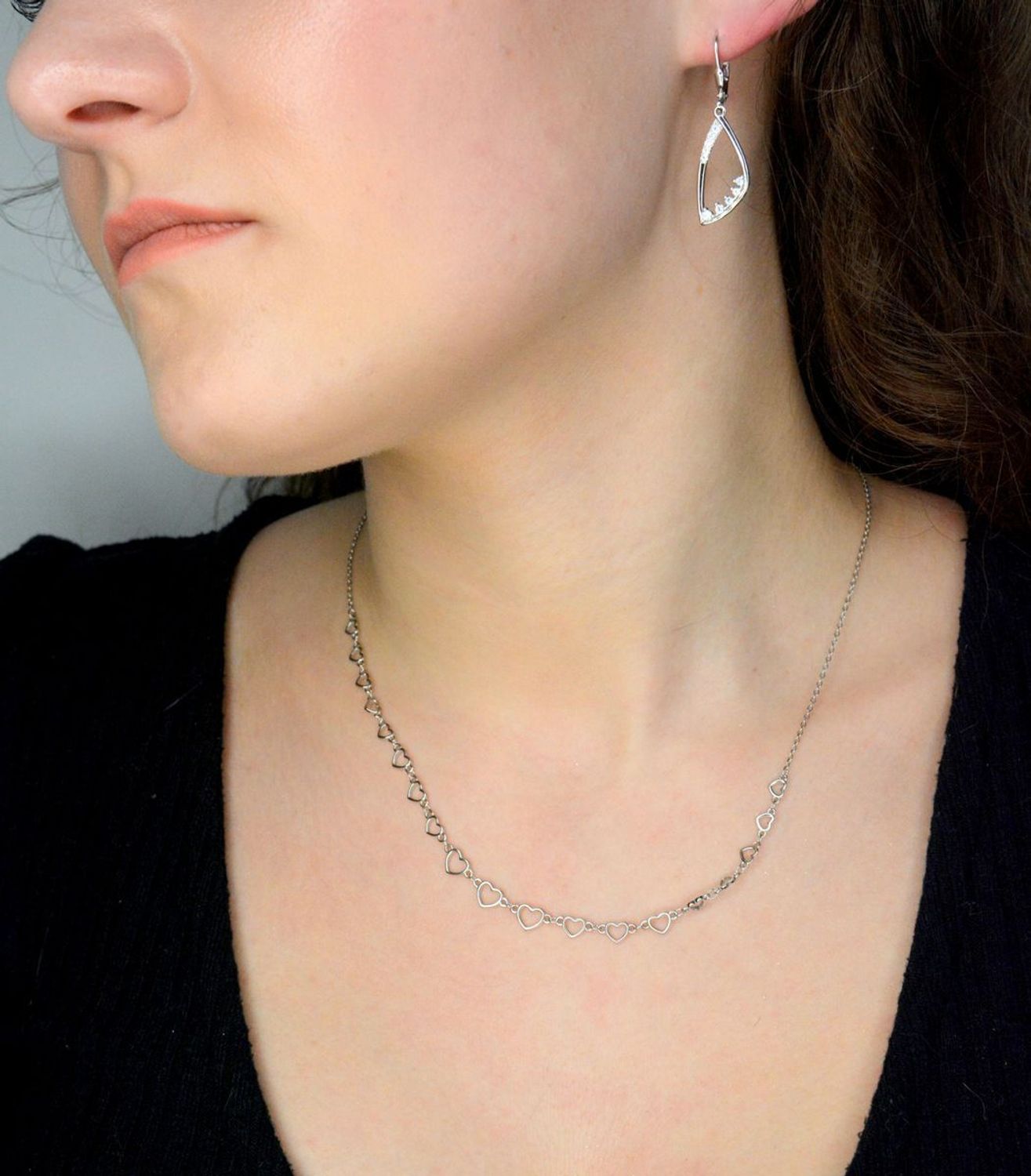 Srebrny naszyjnik damski celebrytka 925 serduszka DIA-NSZ-12443-925 Zawieszka została stworzona dla odważnych i pewnych siebie kobiet. Świetny dodatek pasujący do każdej stylizacji 1.jpg