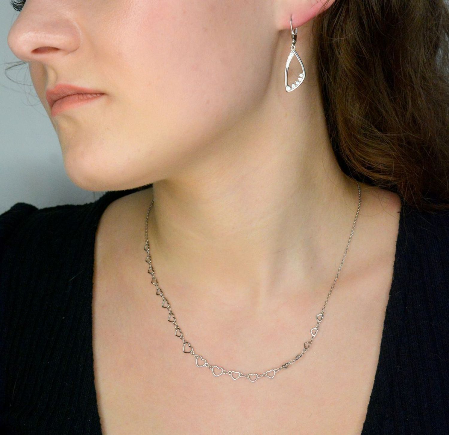 Srebrny naszyjnik damski celebrytka 925 serduszka DIA-NSZ-12443-925 Zawieszka została stworzona dla odważnych i pewnych siebie kobiet. Świetny dodatek pasujący do każdej stylizacji 1.jpg