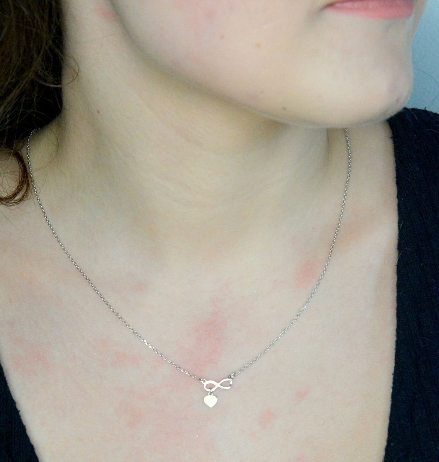 Naszyjnik celebrytka srebrny nieskończoność próba 925, DIA-NSZ-12448-925. Srebrny naszyjnik celebrytka z ozdobnym elementem w postaci nieskończoności i małym serduszkiem.1.jpg