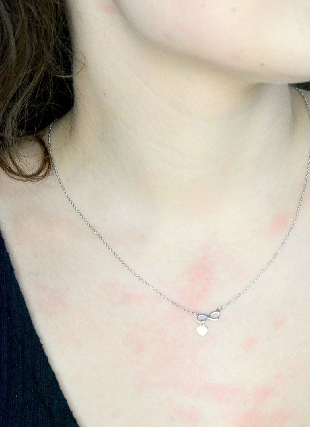 Naszyjnik celebrytka srebrny nieskończoność próba 925, DIA-NSZ-12448-925. Srebrny naszyjnik celebrytka z ozdobnym elementem w postaci nieskończoności i małym serduszkiem.1.jpg