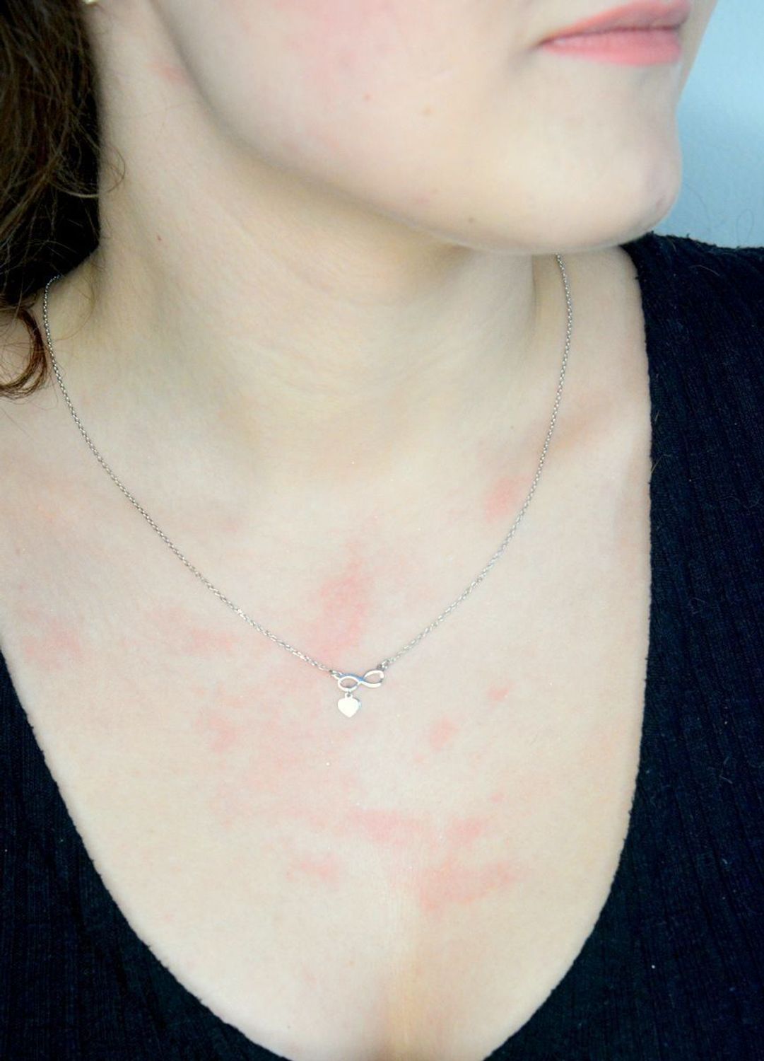 Naszyjnik celebrytka srebrny nieskończoność próba 925, DIA-NSZ-12448-925. Srebrny naszyjnik celebrytka z ozdobnym elementem w postaci nieskończoności i małym serduszkiem.1.jpg