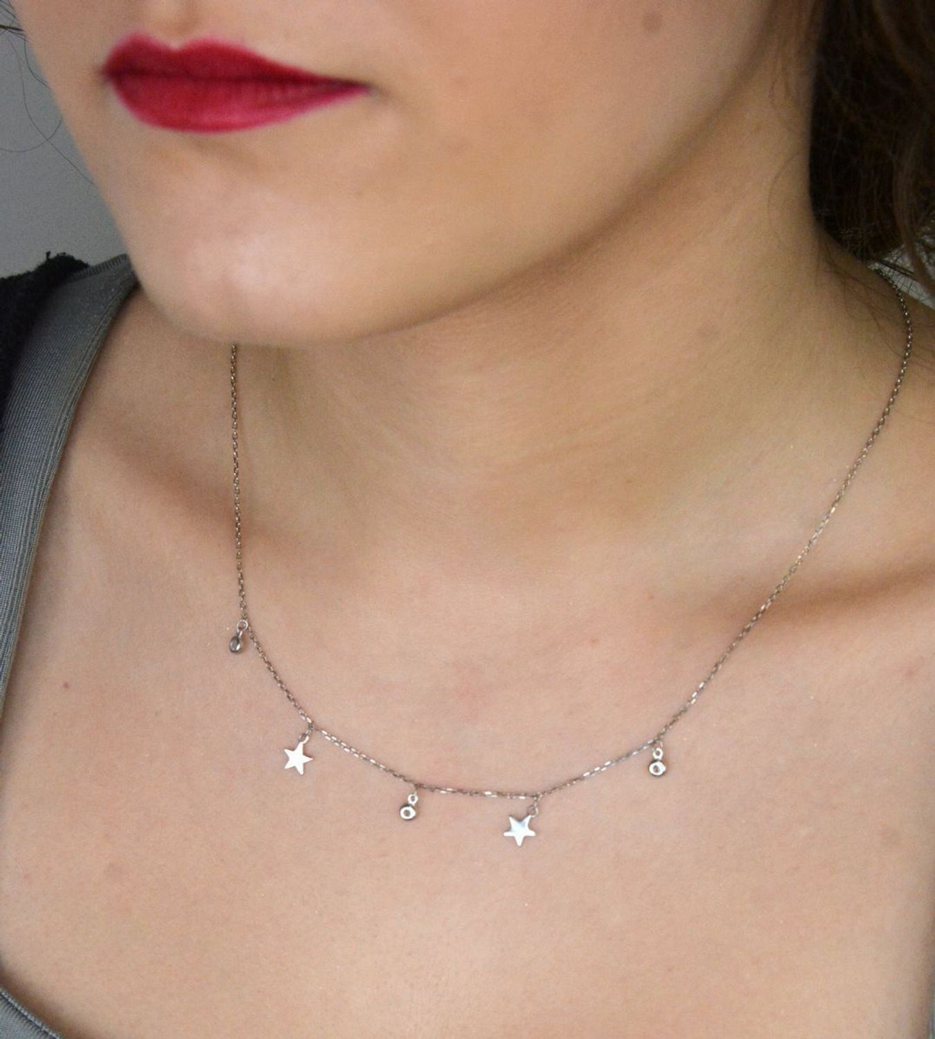 Naszyjnik srebrny celebrytka wiszące gwiazdki i cyrkonie próba 925, DIA-NSZ-12452-925. Naszyjnik wykonany z najwyższej jakości srebra. Idealny pomysł na prezent dla każdej kobiety.1.jpg