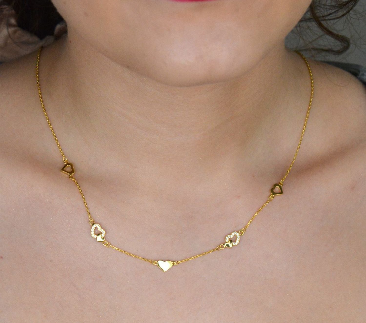 Srebrny naszyjnik damski celebrytka z serduszkami pozłacany srebro 925 DIA-NSZ-12453-925. Naszyjnik wykonany z próby 925 będzie idealnym prezentem dla ukochanej kobiety. 1.jpg