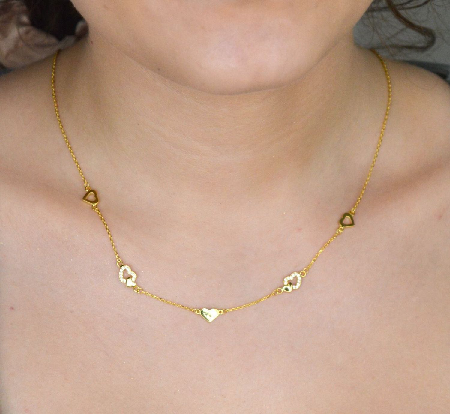 Srebrny naszyjnik damski celebrytka z serduszkami pozłacany srebro 925 DIA-NSZ-12453-925. Naszyjnik wykonany z próby 925 będzie idealnym prezentem dla ukochanej kobiety. 1.jpg