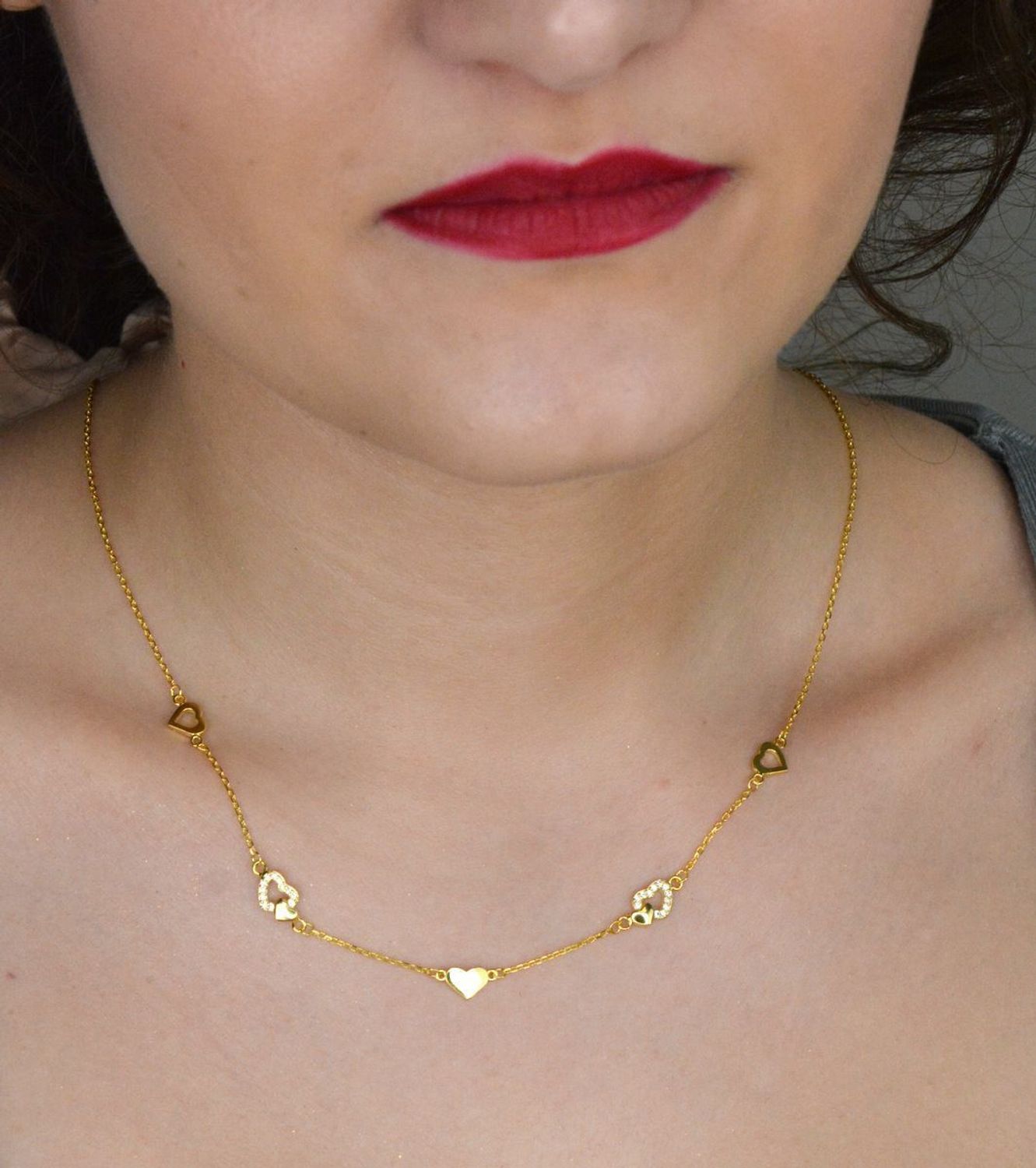 Srebrny naszyjnik damski celebrytka z serduszkami pozłacany srebro 925 DIA-NSZ-12453-925. Naszyjnik wykonany z próby 925 będzie idealnym prezentem dla ukochanej kobiety. 1.jpg