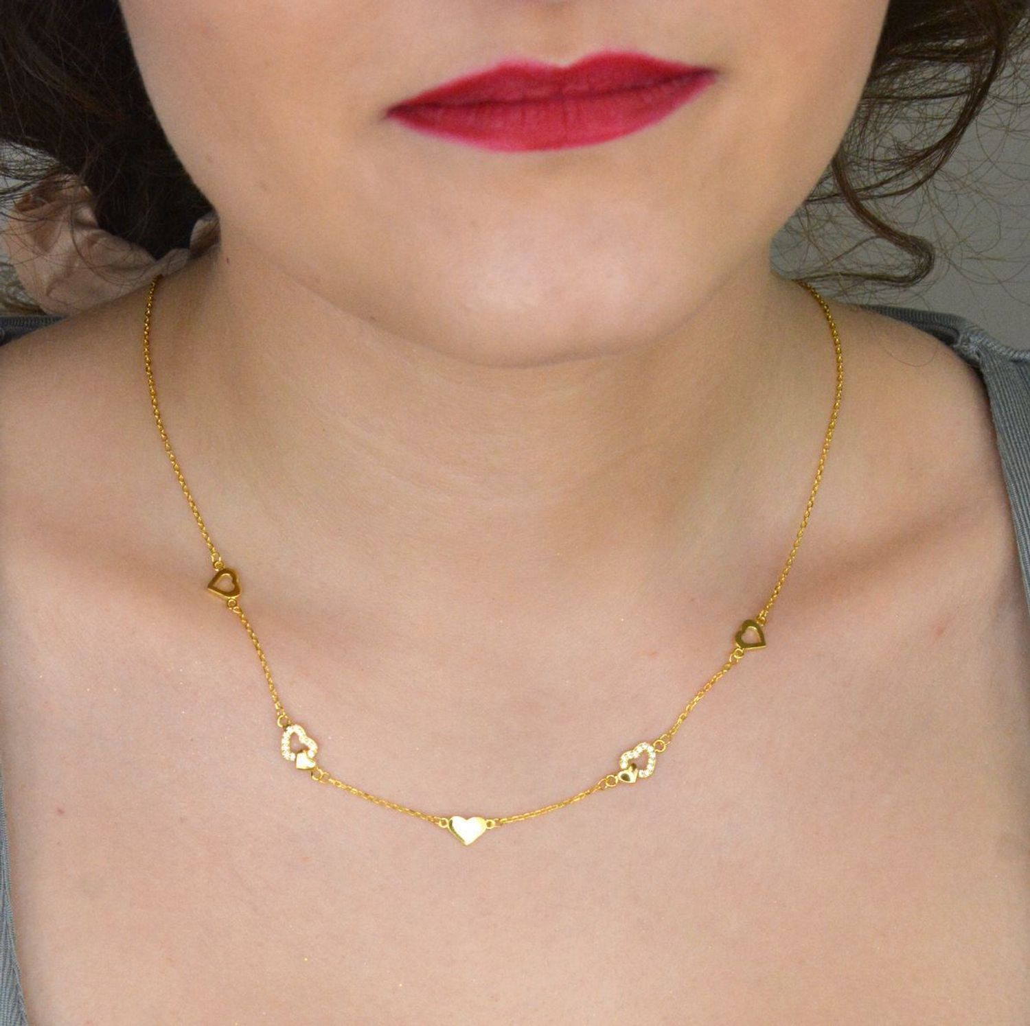 Srebrny naszyjnik damski celebrytka z serduszkami pozłacany srebro 925 DIA-NSZ-12453-925. Naszyjnik wykonany z próby 925 będzie idealnym prezentem dla ukochanej kobiety. 1.jpg