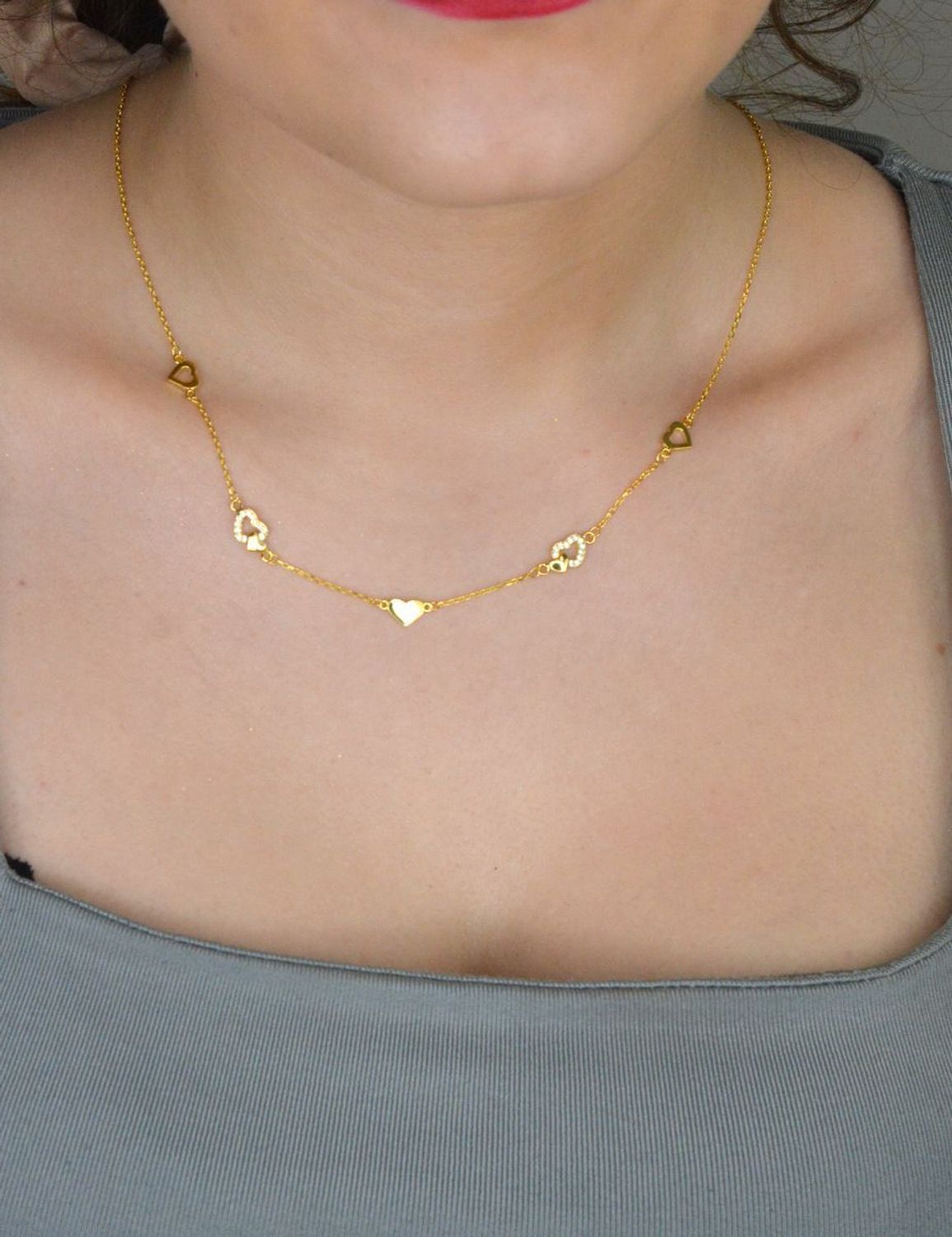 Srebrny naszyjnik damski celebrytka z serduszkami pozłacany srebro 925 DIA-NSZ-12453-925. Naszyjnik wykonany z próby 925 będzie idealnym prezentem dla ukochanej kobiety. 1.jpg