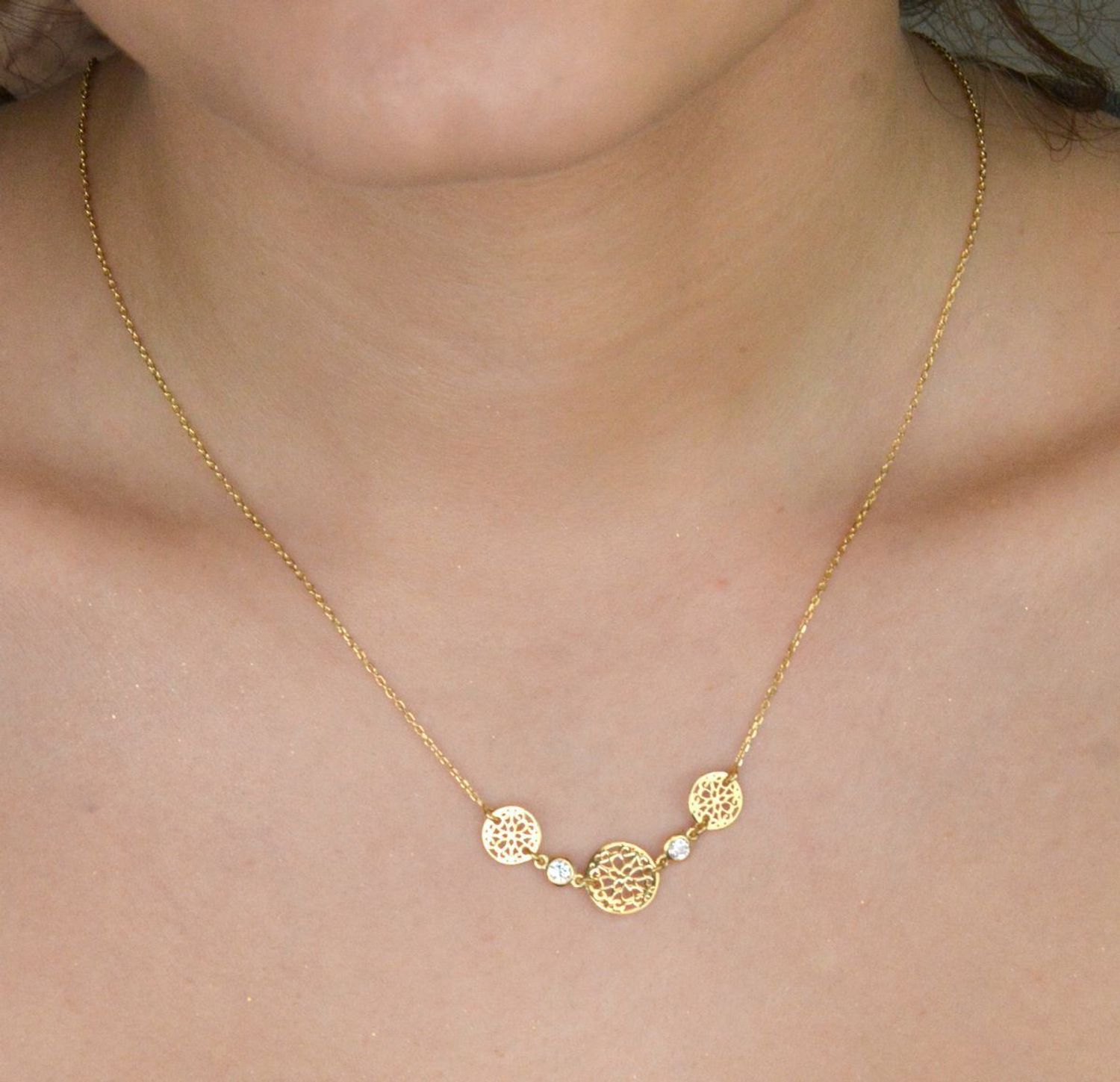 Srebrny naszyjnik damski celebrytka ażurowe kółka pozłacany srebro 925 DIA-NSZ-12455-925. Naszyjnik wykonany z próby 925 będzie idealnym prezentem dla ukochanej kobiety.1.jpg