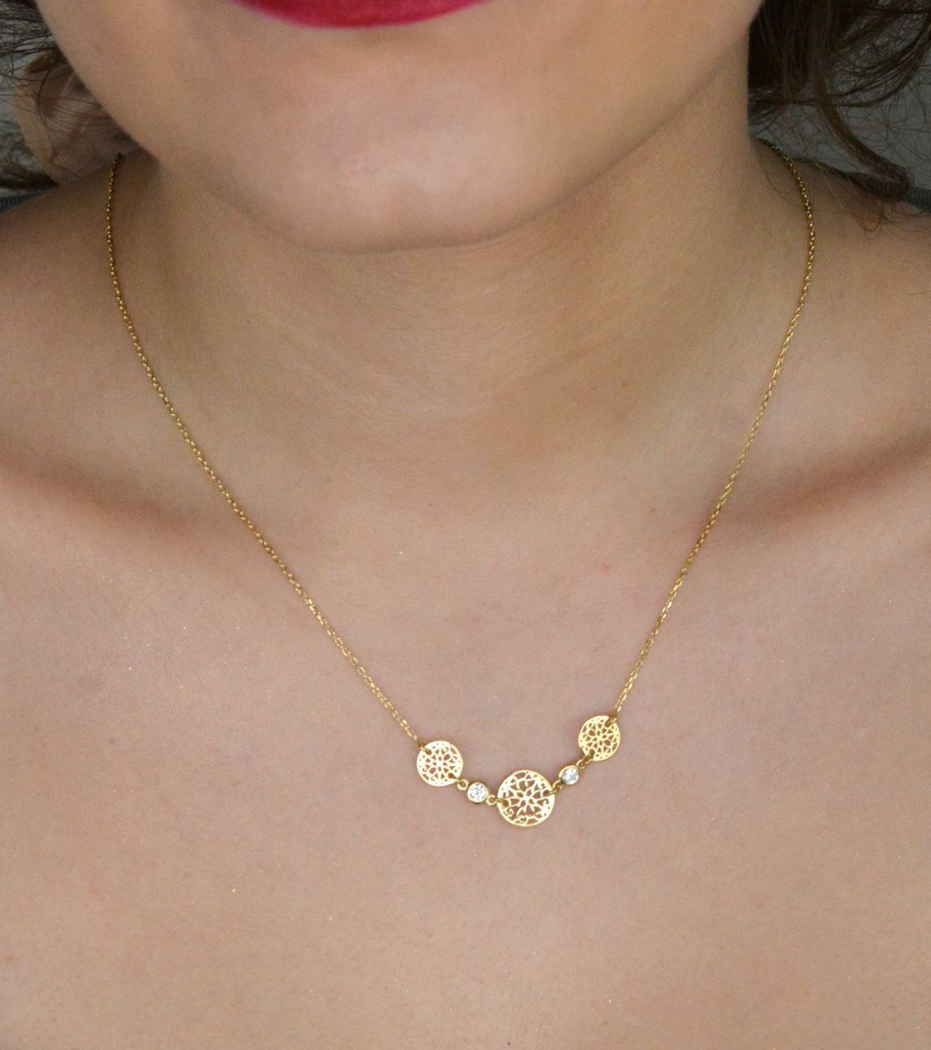 Srebrny naszyjnik damski celebrytka ażurowe kółka pozłacany srebro 925 DIA-NSZ-12455-925. Naszyjnik wykonany z próby 925 będzie idealnym prezentem dla ukochanej kobiety.1.jpg