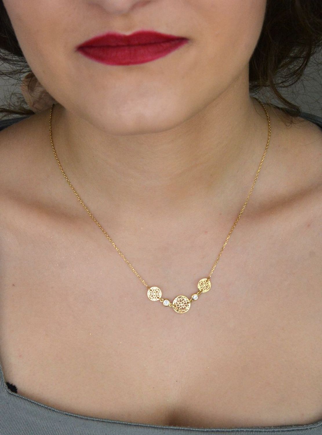 Srebrny naszyjnik damski celebrytka ażurowe kółka pozłacany srebro 925 DIA-NSZ-12455-925. Naszyjnik wykonany z próby 925 będzie idealnym prezentem dla ukochanej kobiety.1.jpg