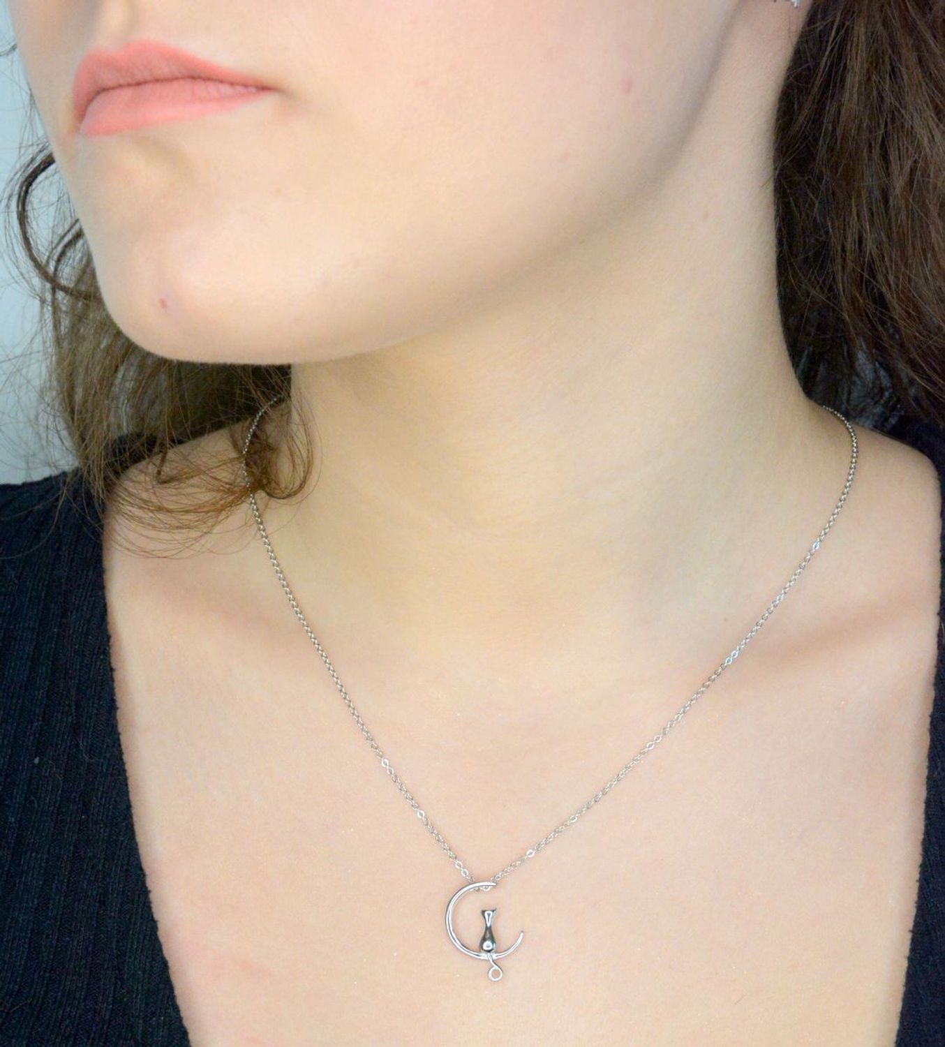 Srebrny naszyjnik damski celebrytka 925 kot na księżycu DIA-NSZ-12515-925 (1).jpg