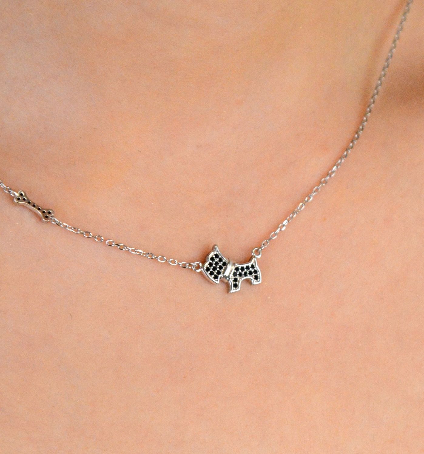 Naszyjnik srebrny próba 925 Piesek i kostka w czarnej cyrkoni DIA-NSZ-12596-925. Naszyjnik wykonany z najwyższej jakości srebra próby 925. Idealny pomysł na prezent dla dziewczynki1.jpg