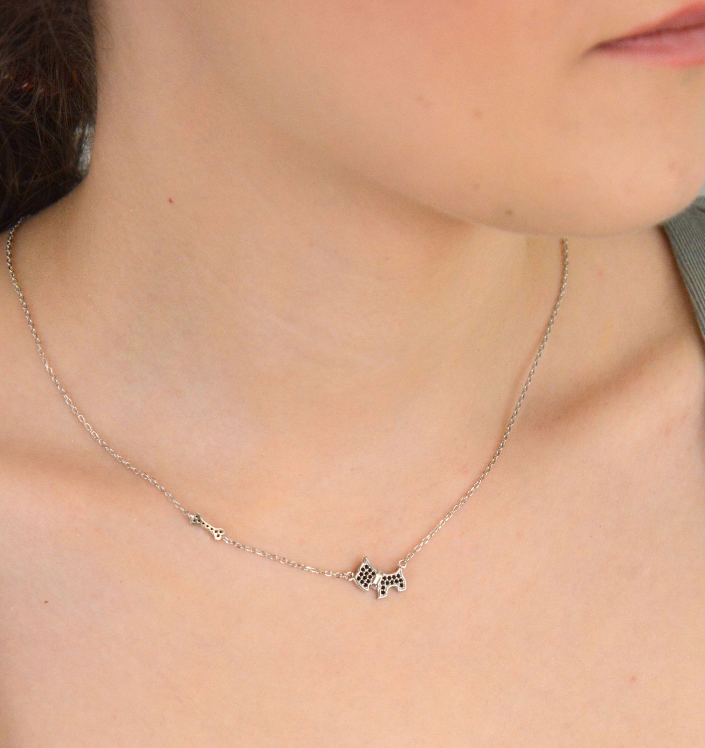 Naszyjnik srebrny próba 925 Piesek i kostka w czarnej cyrkoni DIA-NSZ-12596-925. Naszyjnik wykonany z najwyższej jakości srebra próby 925. Idealny pomysł na prezent dla dziewczynki1.jpg