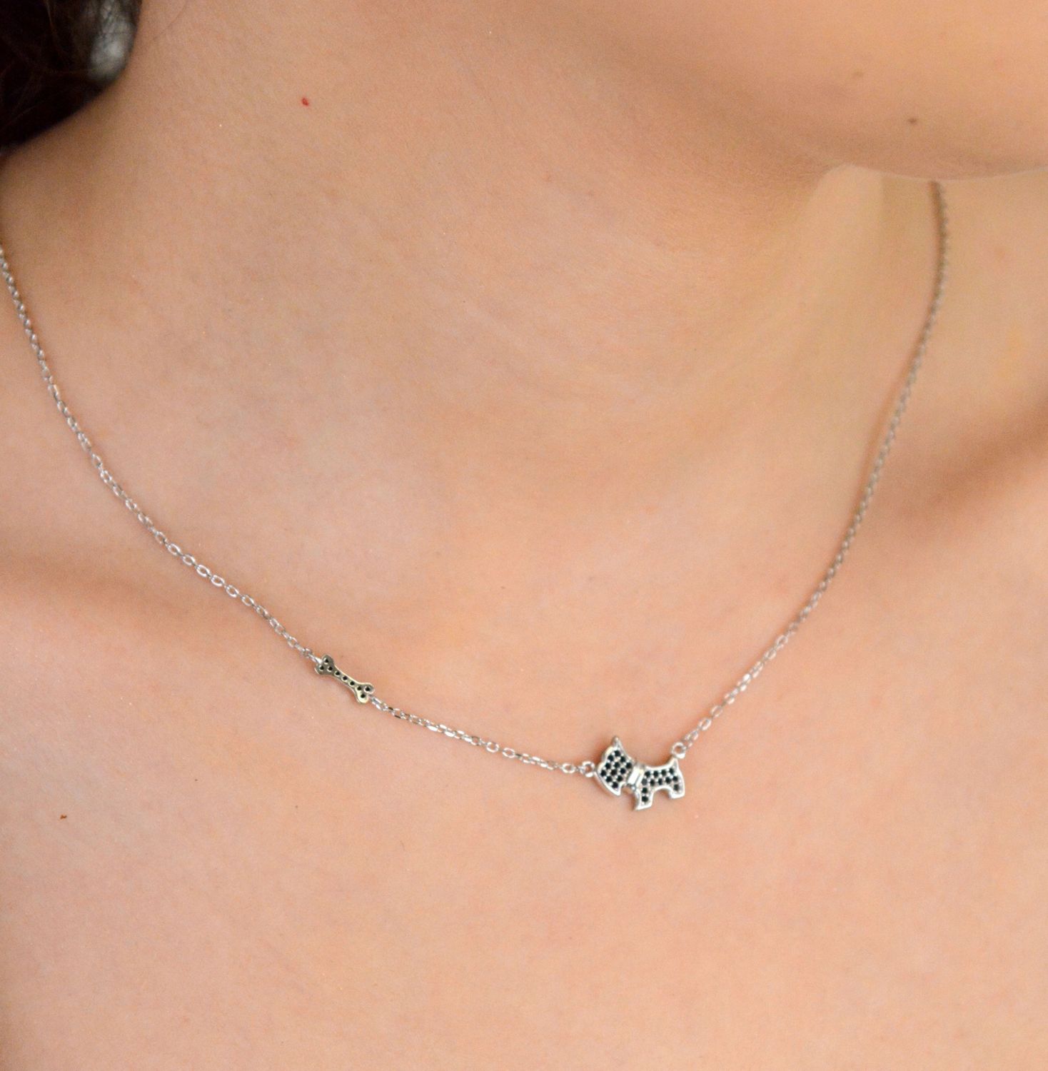 Naszyjnik srebrny próba 925 Piesek i kostka w czarnej cyrkoni DIA-NSZ-12596-925. Naszyjnik wykonany z najwyższej jakości srebra próby 925. Idealny pomysł na prezent dla dziewczynki1.jpg