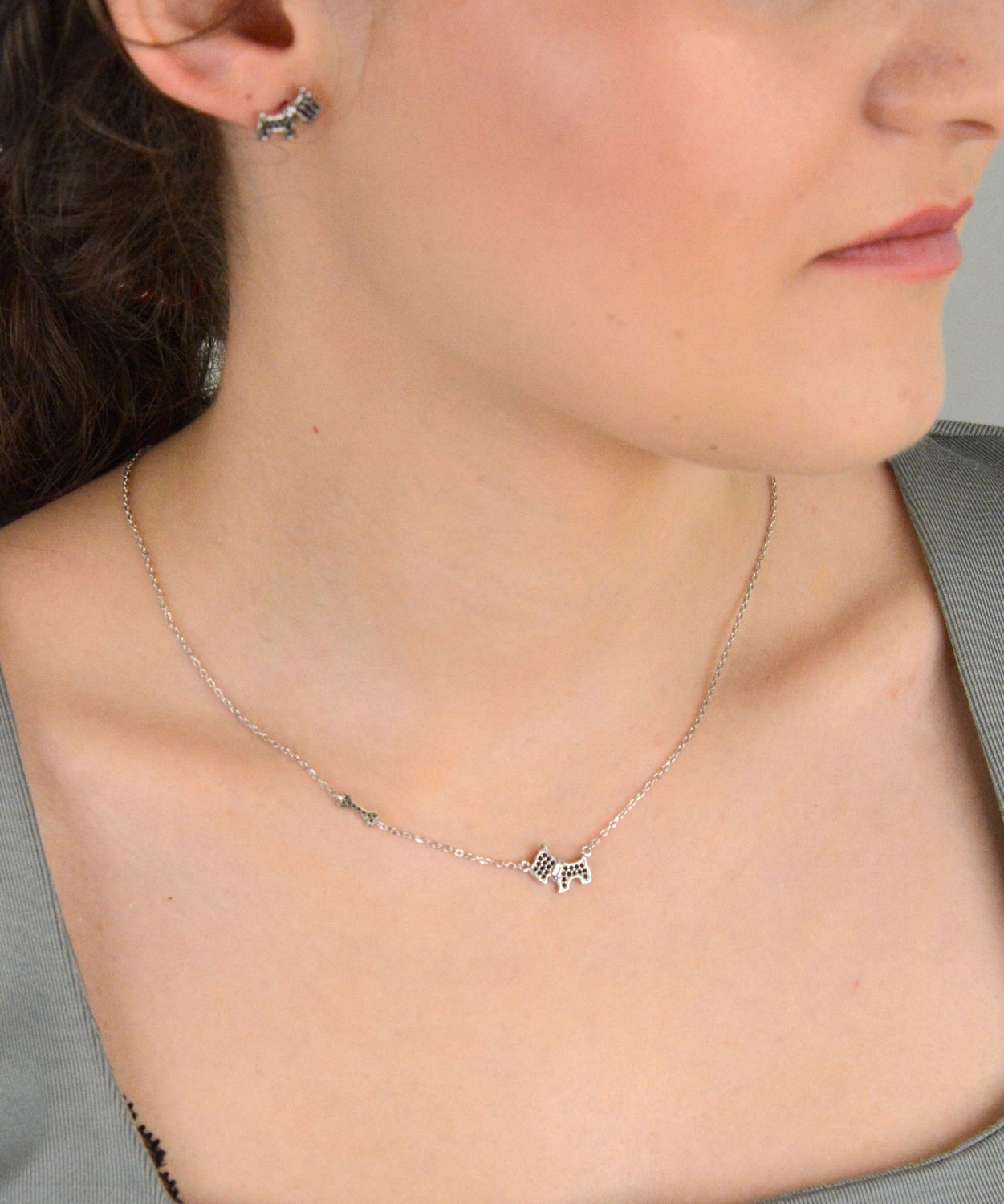 Naszyjnik srebrny próba 925 Piesek i kostka w czarnej cyrkoni DIA-NSZ-12596-925. Naszyjnik wykonany z najwyższej jakości srebra próby 925. Idealny pomysł na prezent dla dziewczynki1.jpg