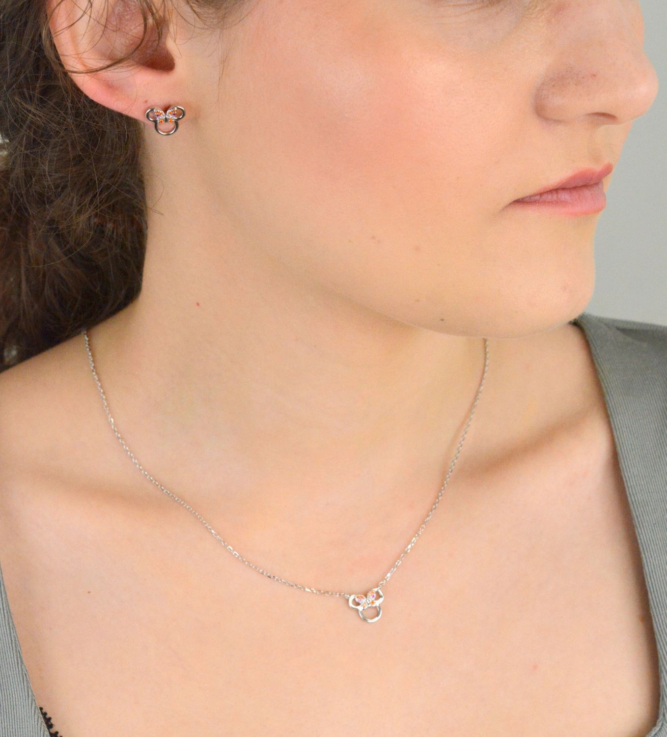 Naszyjnik srebrny próba 925 dla dziewczynki Myszka Minnie z kolorowym motylkiem DIA-NSZ-12600-925. Naszyjnik wykonany z najwyższej jakości srebra próby 925. Idealny pomysł na prezent dla 1.jpg