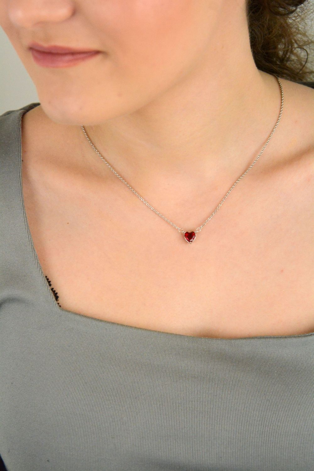 Naszyjnik srebrny celebrytka z czerwonym sercem z cyrkonią próba 925, DIA-NSZ-12601-925  to wyjątkowo kobiecy i romantyczny dodatek, który doskonale podkreśla dekolt i przyciąga spojrzenia.1.jpg