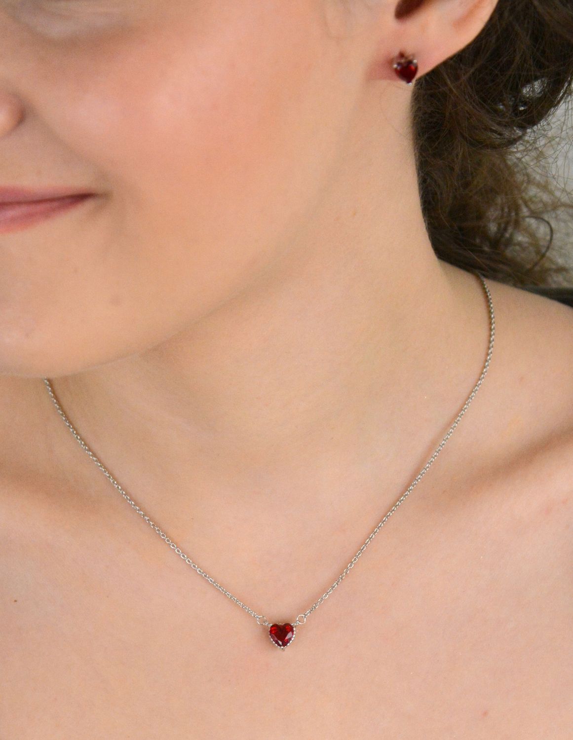 Naszyjnik srebrny celebrytka z czerwonym sercem z cyrkonią próba 925, DIA-NSZ-12601-925  to wyjątkowo kobiecy i romantyczny dodatek, który doskonale podkreśla dekolt i przyciąga spojrzenia.1.jpg