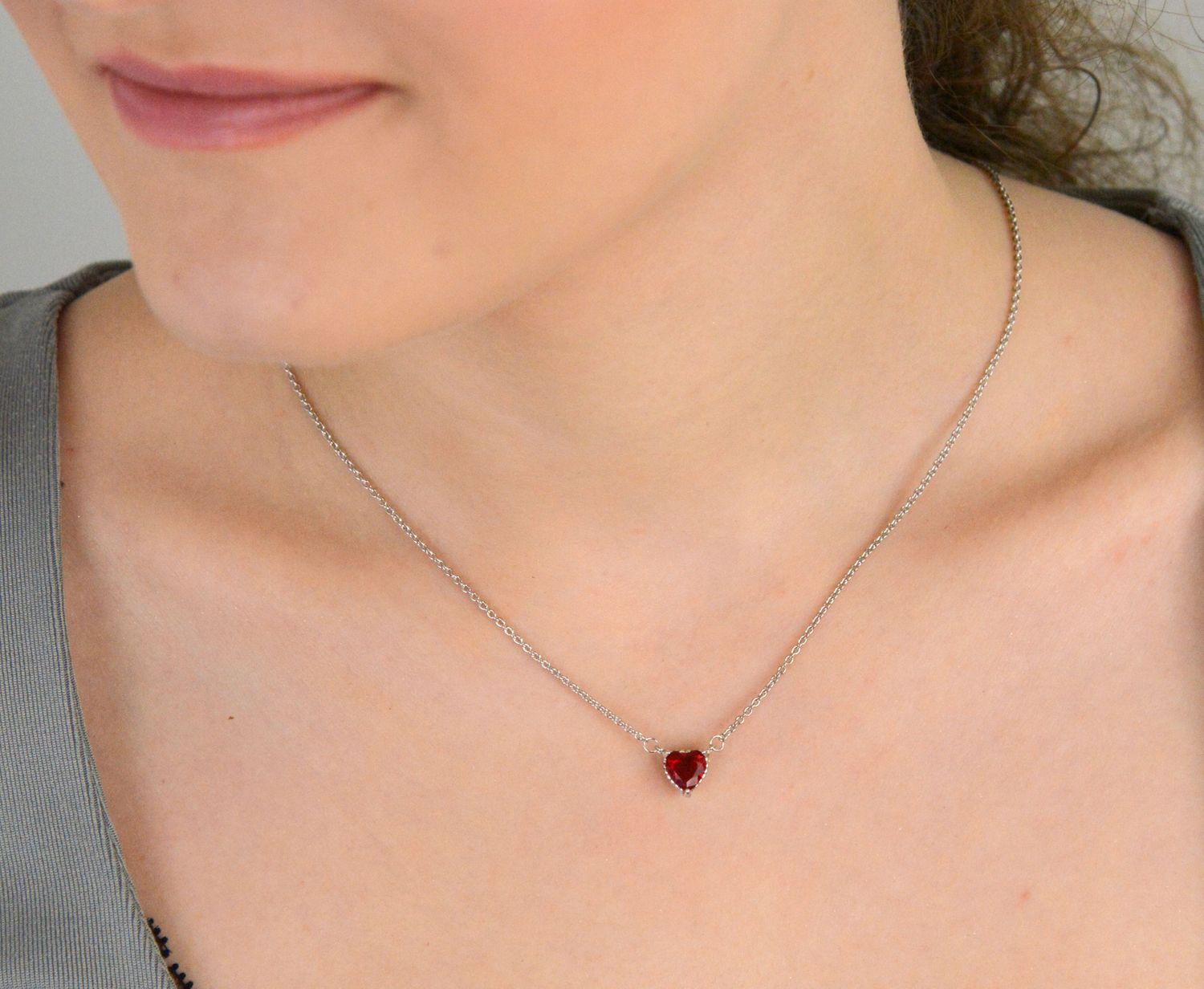 Naszyjnik srebrny celebrytka z czerwonym sercem z cyrkonią próba 925, DIA-NSZ-12601-925  to wyjątkowo kobiecy i romantyczny dodatek, który doskonale podkreśla dekolt i przyciąga spojrzenia.1.jpg
