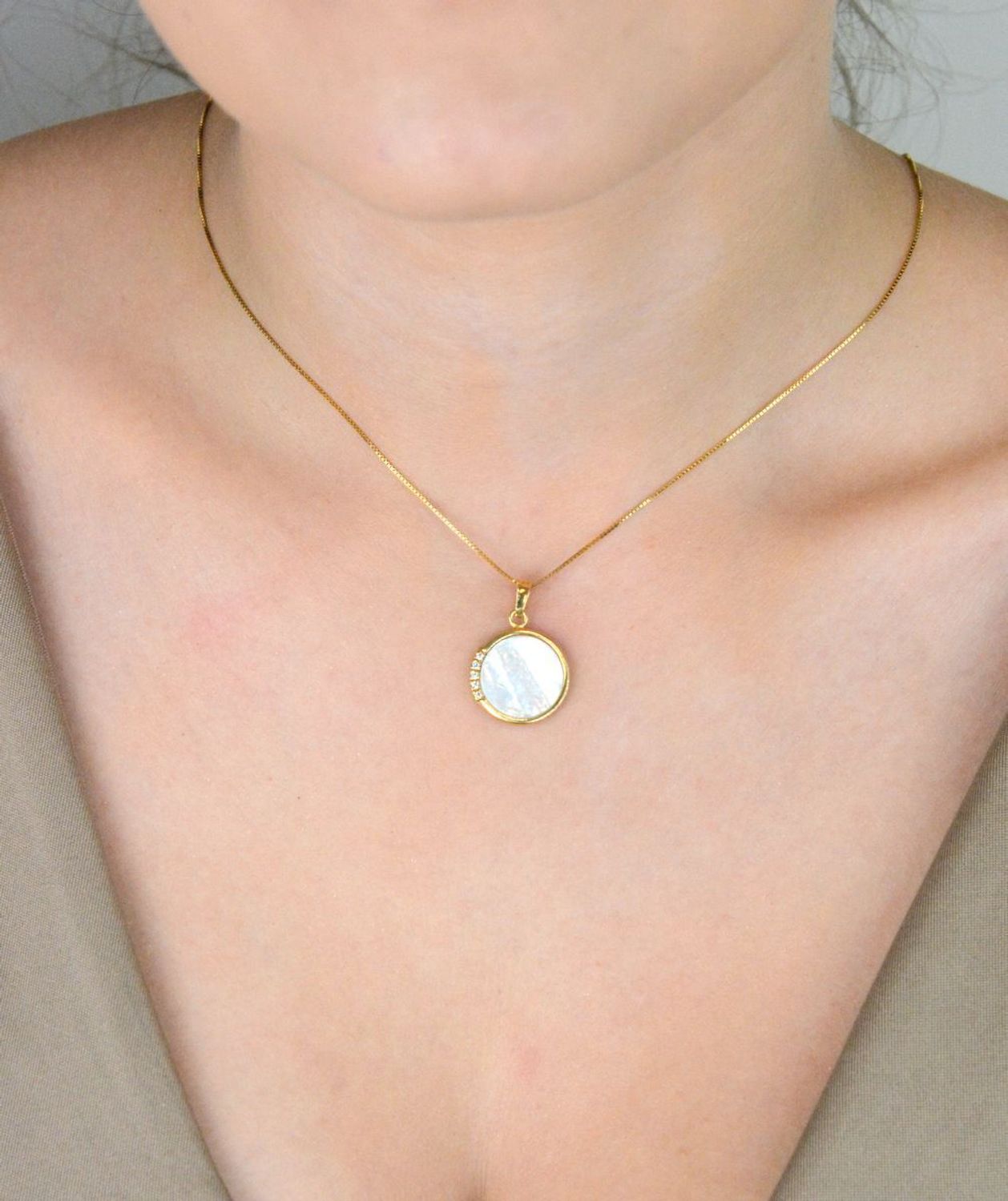 naszyjnik srebrny damski, naszyjnik pozłacany, naszyjnik z masą perłową, naszyjnik z cyrkoniami, srebro próba 925, elegancki naszyjnik damski, biżuteria damska, DIA-NSZ-12656-925 1.jpg