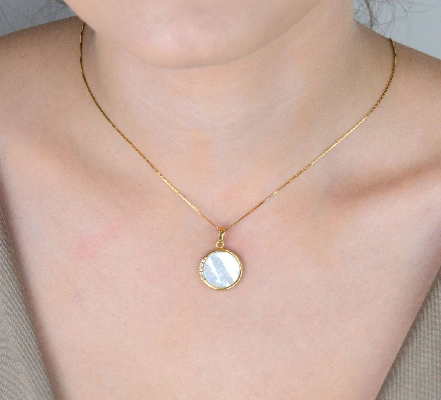 naszyjnik srebrny damski, naszyjnik pozłacany, naszyjnik z masą perłową, naszyjnik z cyrkoniami, srebro próba 925, elegancki naszyjnik damski, biżuteria damska, DIA-NSZ-12656-925 1.jpg