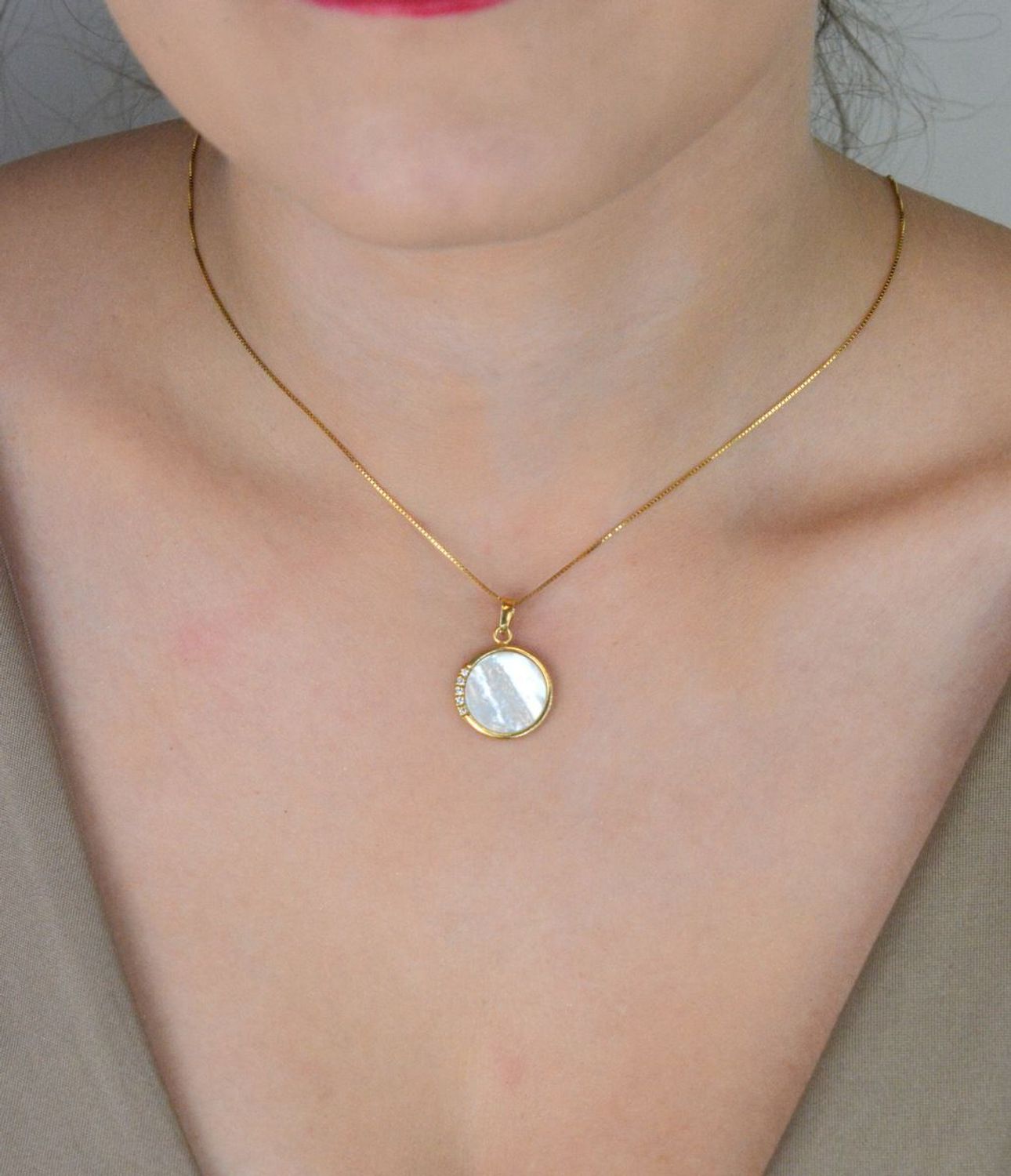 naszyjnik srebrny damski, naszyjnik pozłacany, naszyjnik z masą perłową, naszyjnik z cyrkoniami, srebro próba 925, elegancki naszyjnik damski, biżuteria damska, DIA-NSZ-12656-925 1.jpg