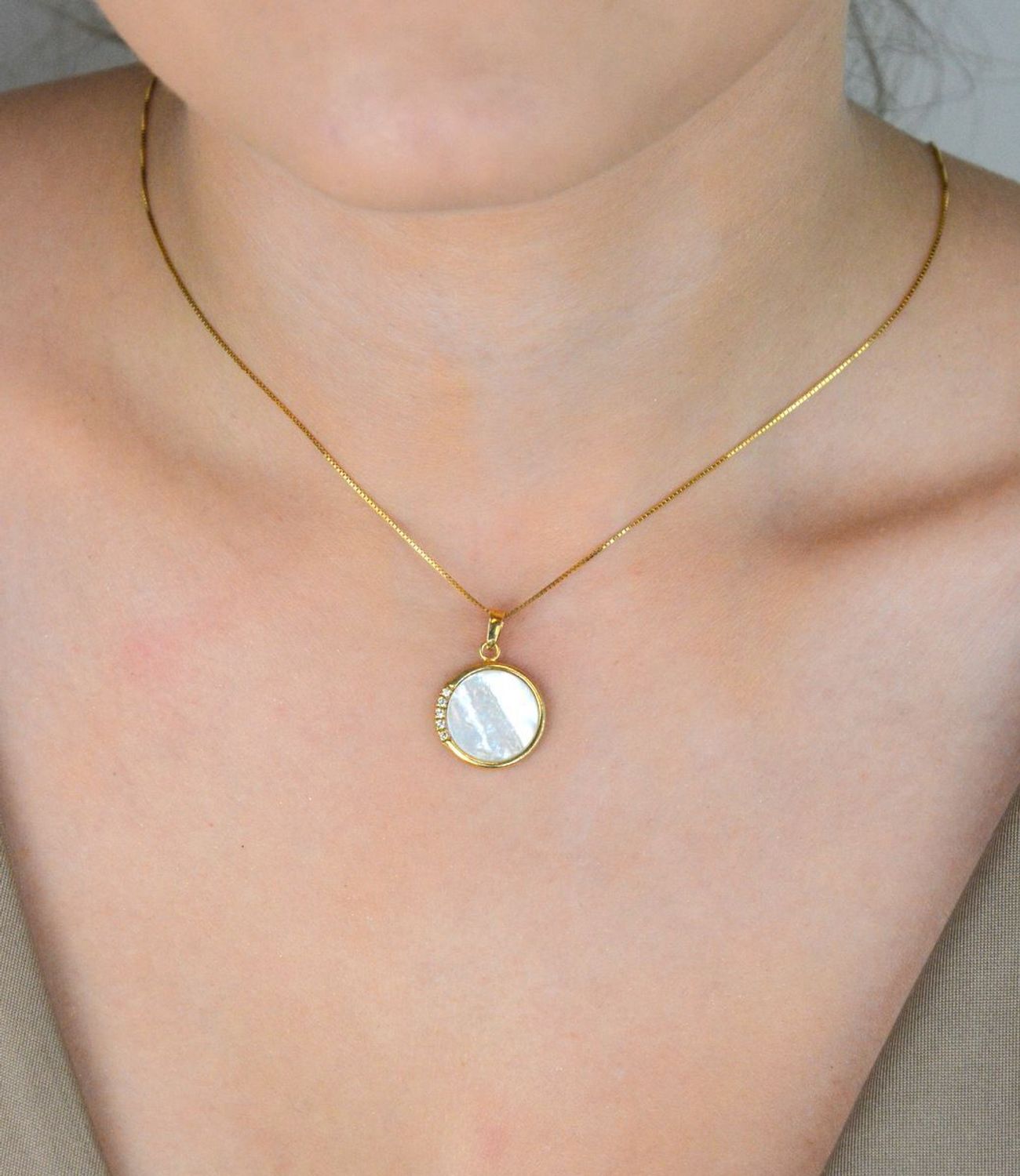 naszyjnik srebrny damski, naszyjnik pozłacany, naszyjnik z masą perłową, naszyjnik z cyrkoniami, srebro próba 925, elegancki naszyjnik damski, biżuteria damska, DIA-NSZ-12656-925 1.jpg