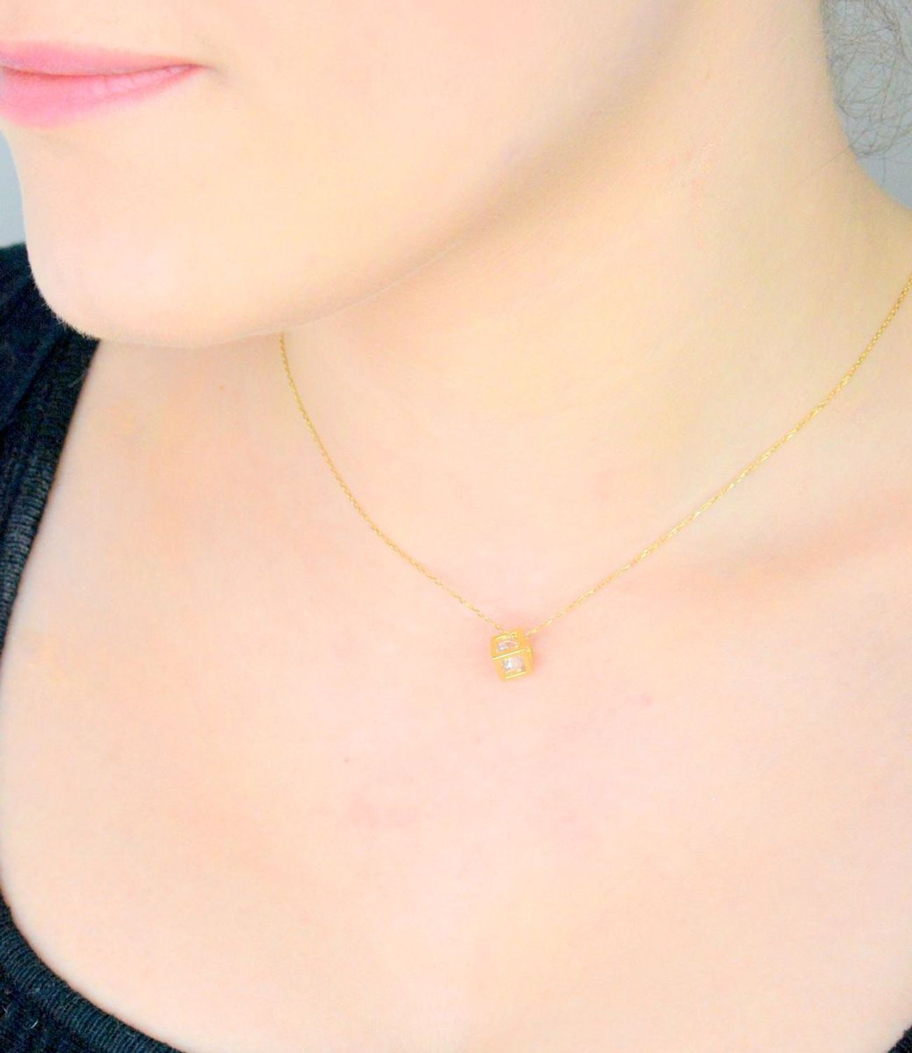 Naszyjnik kostka kwadracik z cyrkonią pr 585, DIA-NSZ-12945-585 Delikatny naszyjnik wykonany z wysokiej jakości złota próby 585. Złoty naszyjnik idealnie sprawdzi się w minimalistycznyc1.jpg