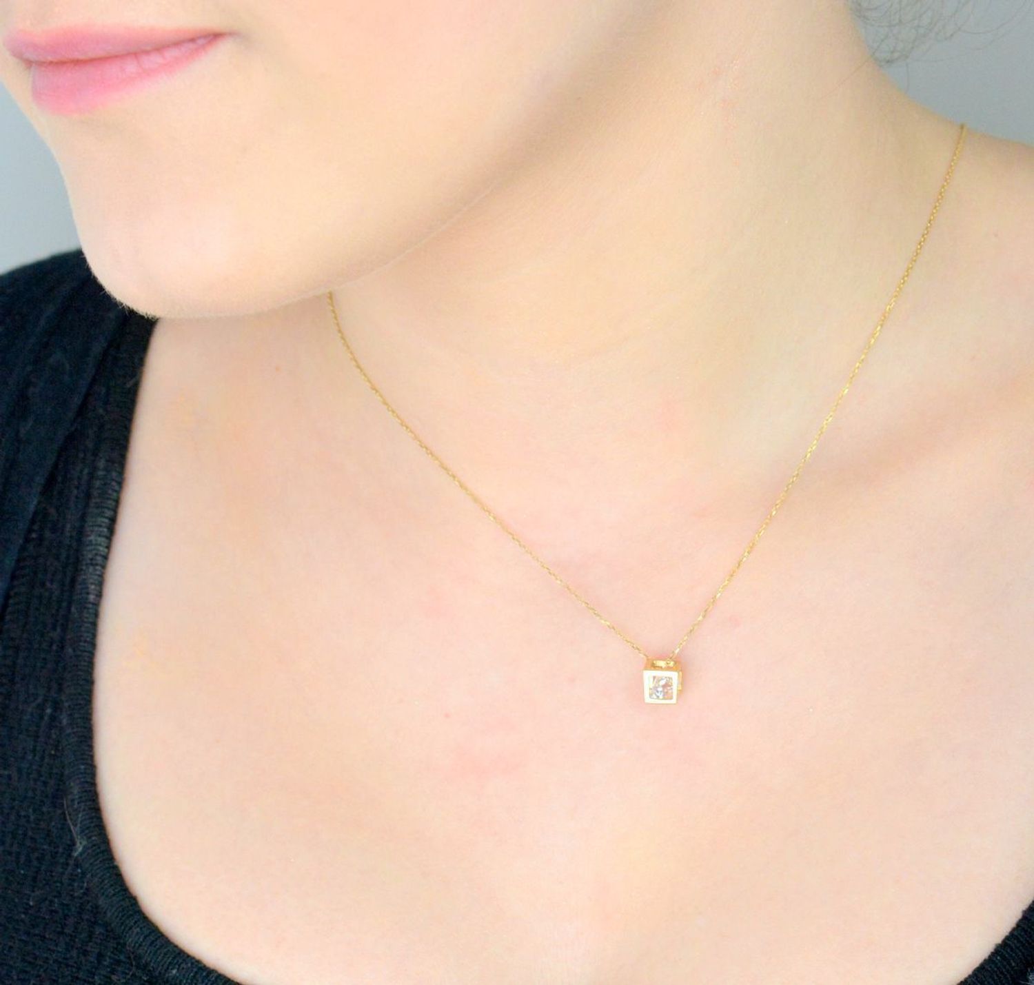 Naszyjnik kostka kwadracik z cyrkonią pr 585, DIA-NSZ-12945-585 Delikatny naszyjnik wykonany z wysokiej jakości złota próby 585. Złoty naszyjnik idealnie sprawdzi się w minimalistycznyc1.jpg