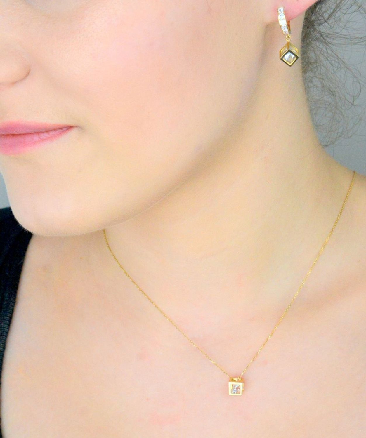 Naszyjnik kostka kwadracik z cyrkonią pr 585, DIA-NSZ-12945-585 Delikatny naszyjnik wykonany z wysokiej jakości złota próby 585. Złoty naszyjnik idealnie sprawdzi się w minimalistycznyc1.jpg