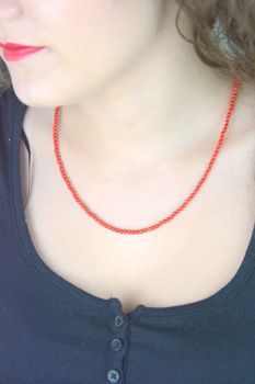 Srebrny naszyjnik damski z naturalnym czerwonym koralem. Srebro próby 925, długość 45+3 cm, waga 7,40 g. Elegancki, ponadczasowy i idealny na prezent (3).JPG