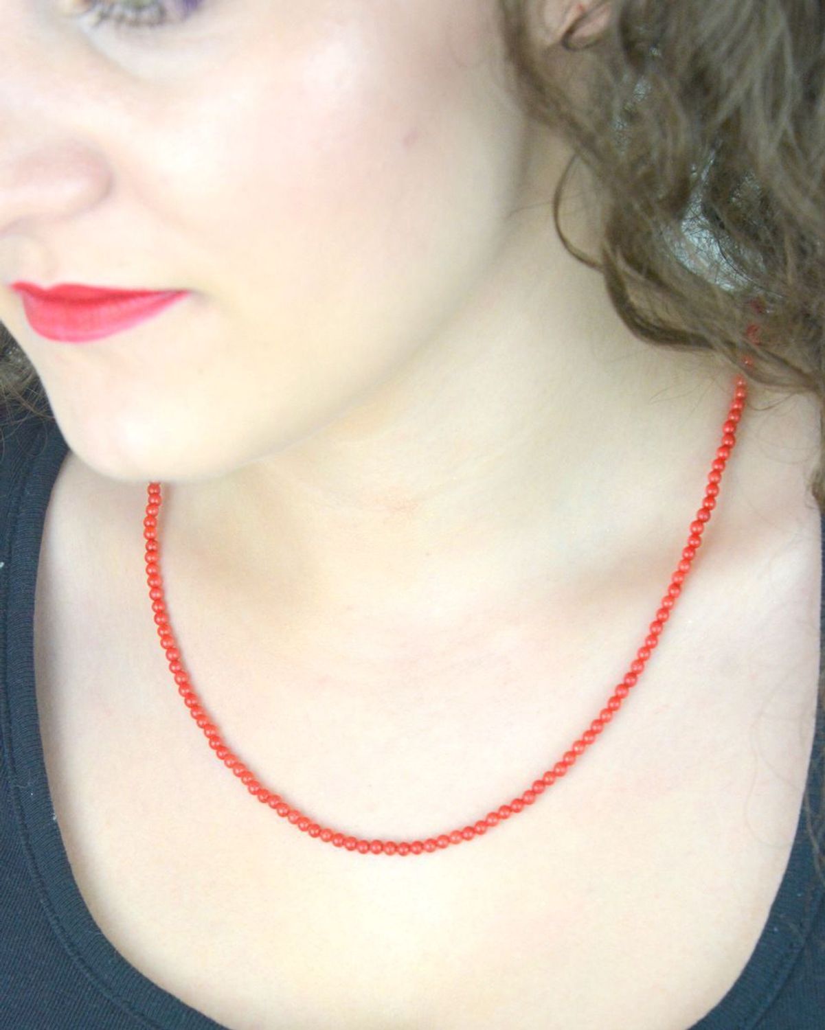 Srebrny naszyjnik damski z naturalnym czerwonym koralem. Srebro próby 925, długość 45+3 cm, waga 7,40 g. Elegancki, ponadczasowy i idealny na prezent.11.jpg