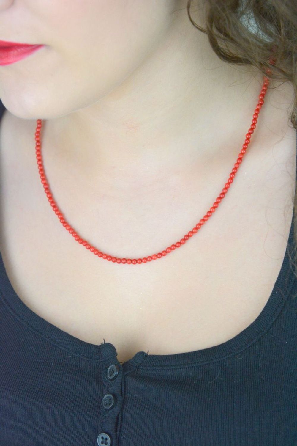 Srebrny naszyjnik damski z naturalnym czerwonym koralem. Srebro próby 925, długość 45+3 cm, waga 7,40 g. Elegancki, ponadczasowy i idealny na prezent.11.jpg