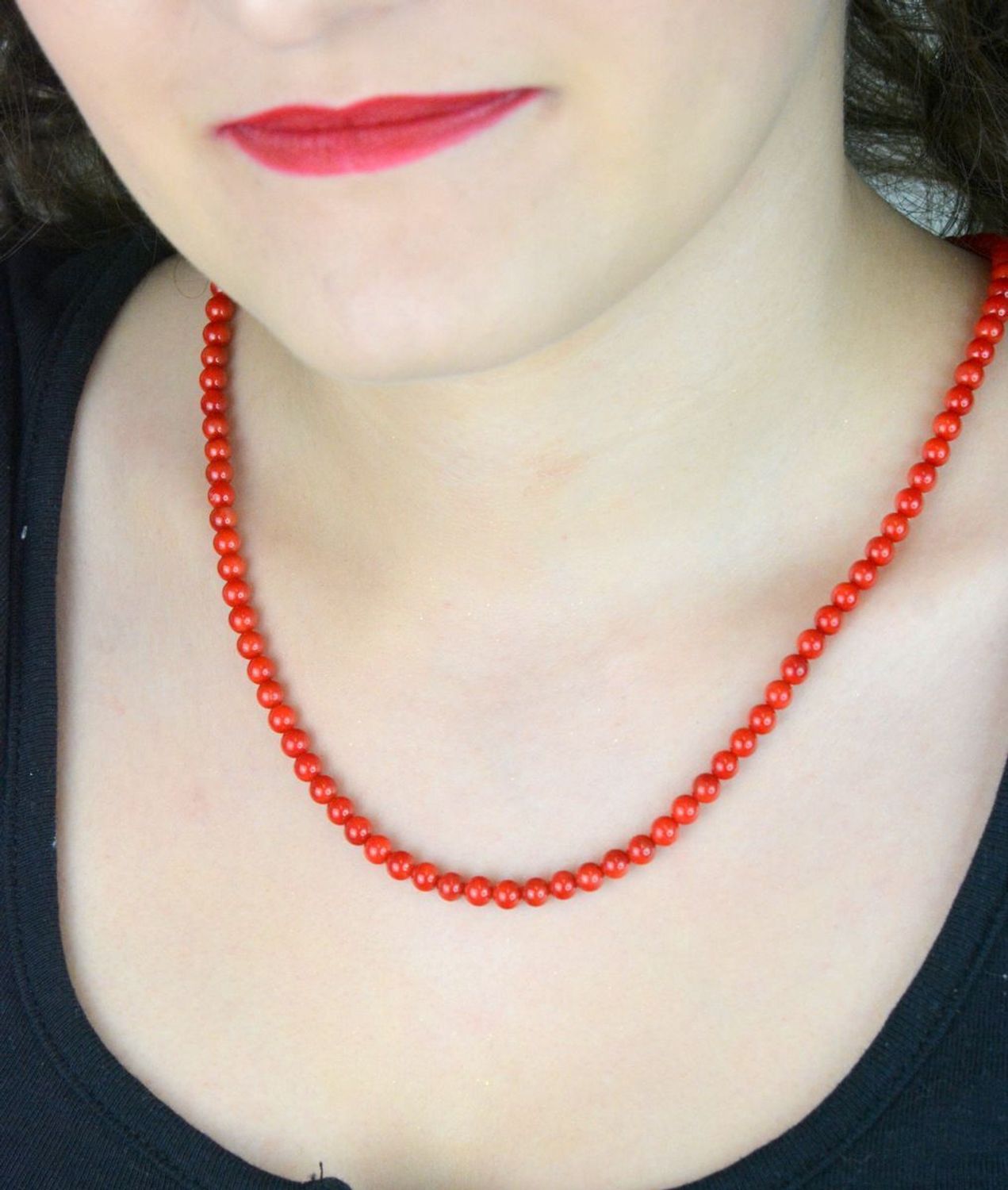 Naszyjnik damski z naturalnego koralu i srebra próby 925 DIA-NSZ-13112-925. Długość 45–49 cm, korale 5 mm, zapięcie na karabińczyk. Elegancja i naturalne piękno w jednym.1.jpg