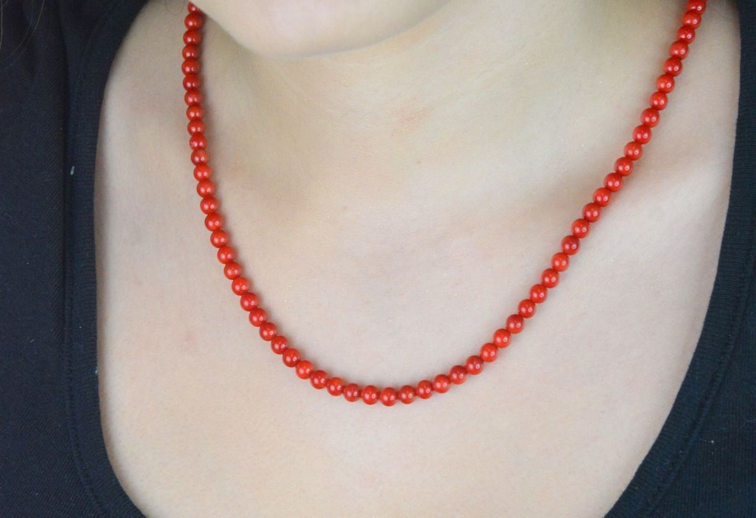 Naszyjnik damski z naturalnego koralu i srebra próby 925 DIA-NSZ-13112-925. Długość 45–49 cm, korale 5 mm, zapięcie na karabińczyk. Elegancja i naturalne piękno w jednym.1.jpg