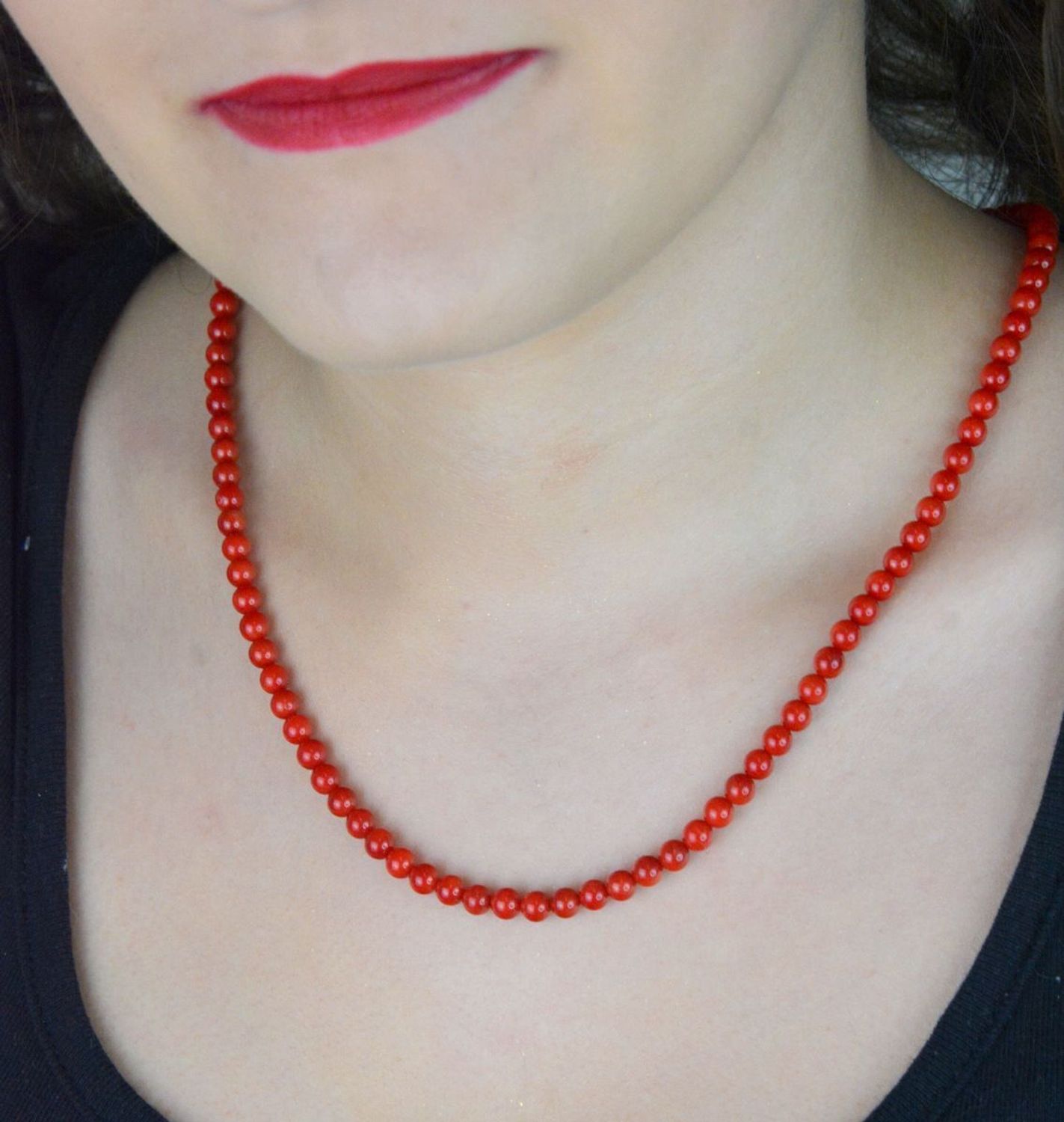 Naszyjnik damski z naturalnego koralu i srebra próby 925 DIA-NSZ-13112-925. Długość 45–49 cm, korale 5 mm, zapięcie na karabińczyk. Elegancja i naturalne piękno w jednym.1.jpg